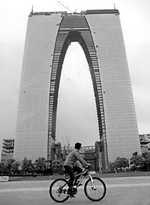 蘇州&ldquo;東方之門&rdquo;持續爛尾 面臨四度違約風險